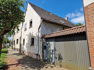 Derichsweiler einseitig angebautes Wohnhaus mit Einfahrt