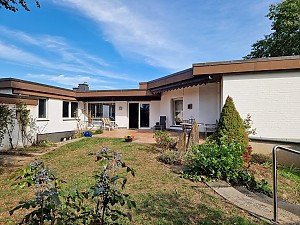 Düren Süd, freistehendes großes Wohnhaus mit 3 Garagen und Garten, zum Teil barrierefrei