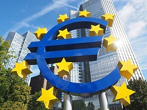 Euro Skulptur vor der Europ�ischen Zentralbank