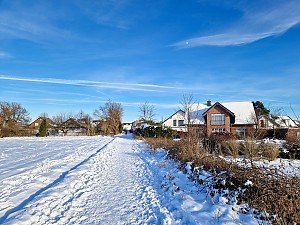 Häuser im Constanze-Königsfeld-Weg und Sonnenweg in Düren Rölsdorf im Winter 2024 mit Schnee