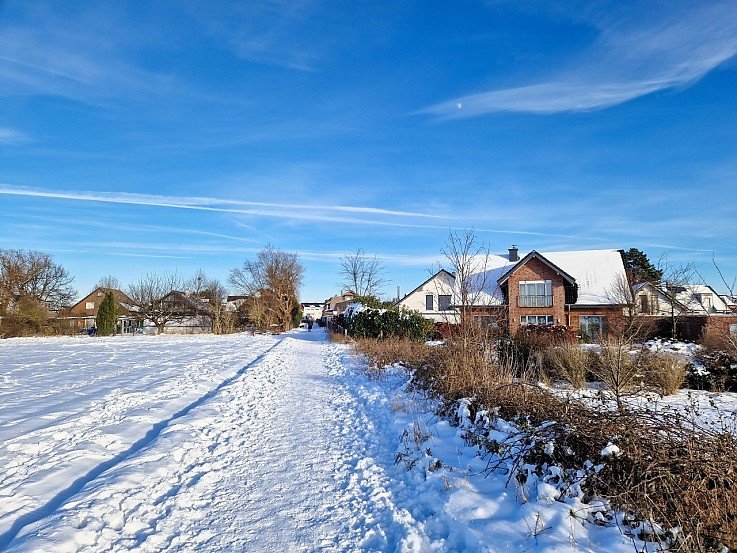 H�user im Constanze-K�nigsfeld-Weg und Sonnenweg in D�ren R�lsdorf im Winter 2024 mit Schnee