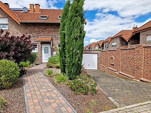 Kreuzau, verklinkertes Reihenendhaus mit Garage und großem Garten