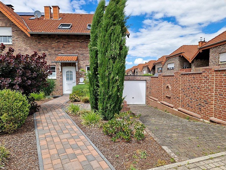 Kreuzau, verklinkertes Reihenendhaus mit Garage und großem Garten Kreuzau, verklinkertes Reihenendhaus mit Garage und großem Garten