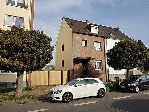 Wohnhaus mit bis zu 8 Zimmern in D�ren Innenstadt von vorne