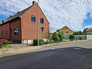 großes Wohnhaus mit Garten, Garage, Innenhof, Nebengebäude und befahrbarem Grundstück in Oberzier