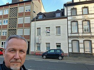 Zweifamilienhaus mit freier gro�er Wohnung, kleinem Garten + Garagengrundst�ck