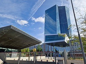 der Eingang des Bürogebäudes der EZB in Frankfurt