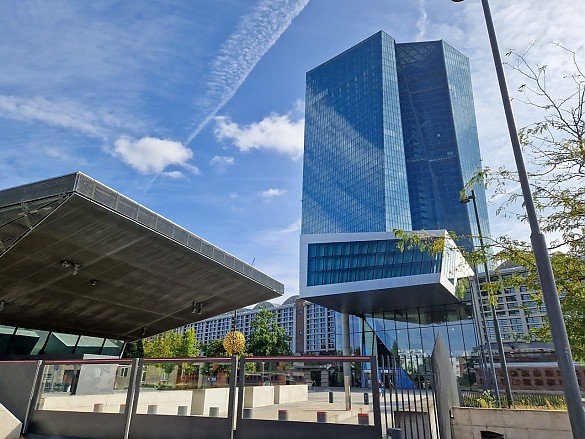 der Eingang des Bürogebäudes der EZB in Frankfurt der Eingang des Bürogebäudes der EZB in Frankfurt