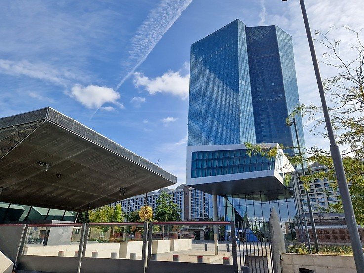 der Eingang des Bürogebäudes der EZB in Frankfurt der Eingang des Bürogebäudes der EZB in Frankfurt