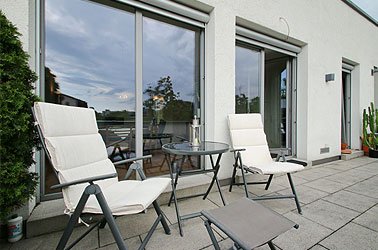 Terrasse mit Stühlen und Tisch Terrasse mit Stühlen und Tisch