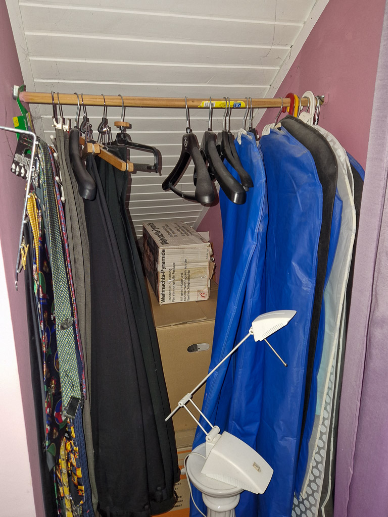 Stauraum hinter dem Vorhang Doppelhaush�lfte D�ren