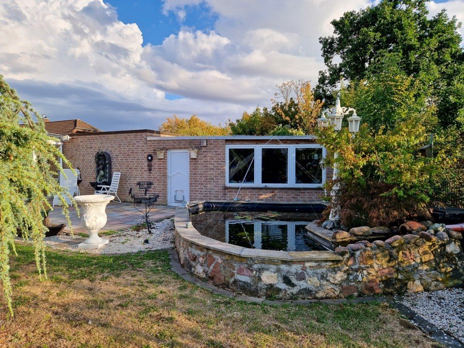 Zugang zum Gartenhaus hinter der Garage Mehrfamilienhaus N�rvenich