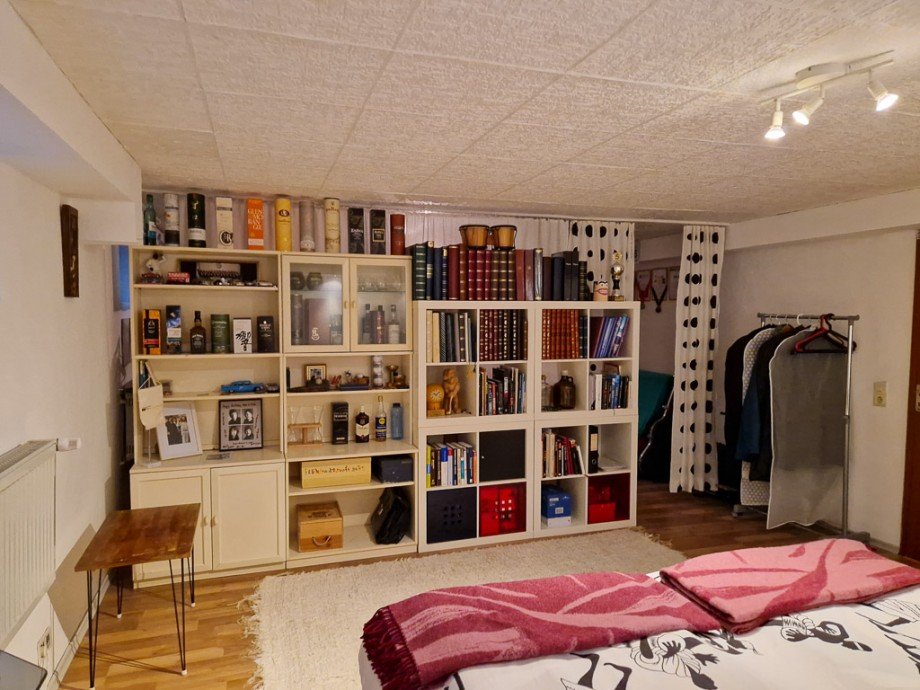 Schrank und Vorhang Doppelhaush�lfte D�ren