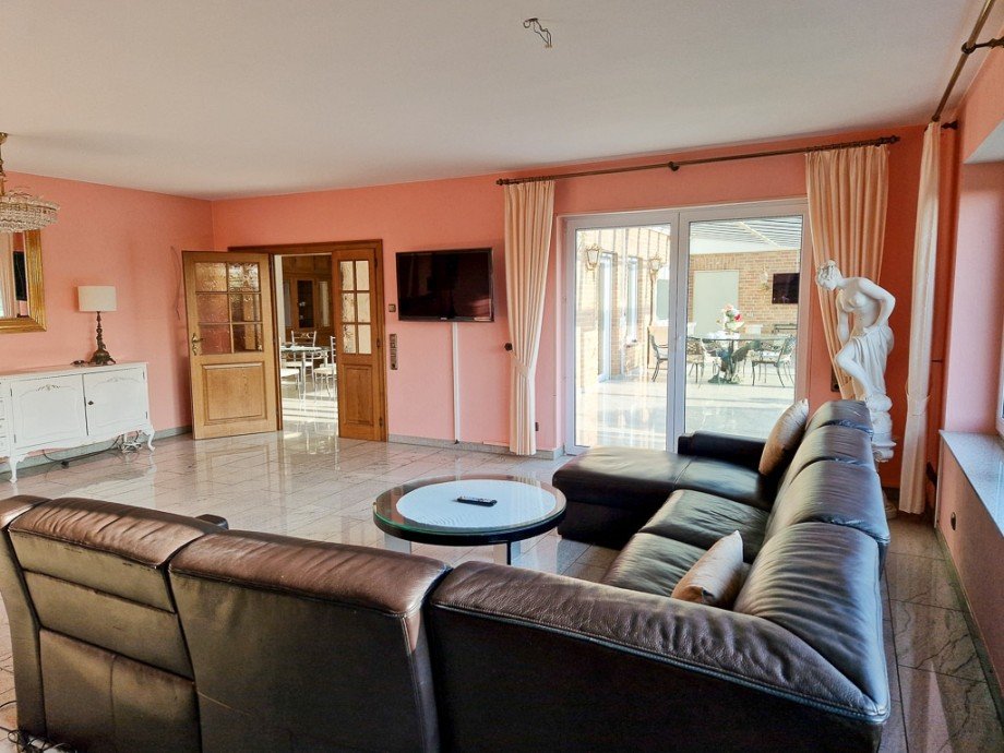 T�ren zum Wintergarten und Mehrfamilienhaus N�rvenich