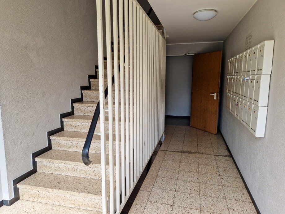 Flur mit Treppenhaus und Briefk�sten Etagenwohnung Langerwehe
