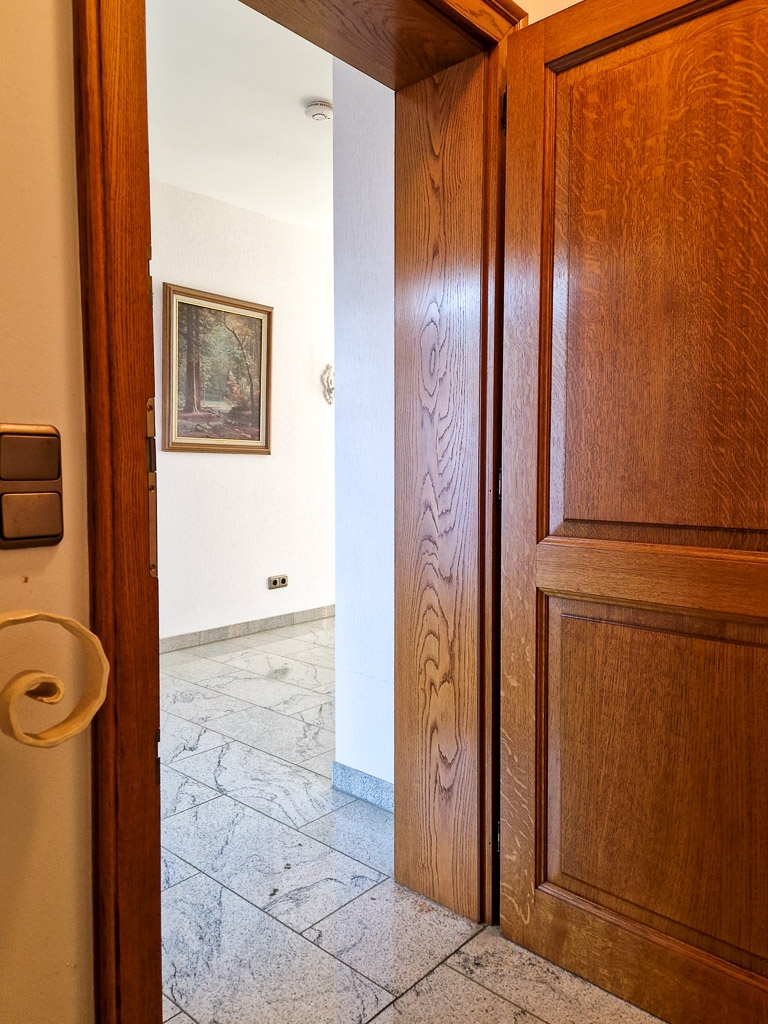 verschlie�bare T�r zur Diele im EG Mehrfamilienhaus N�rvenich