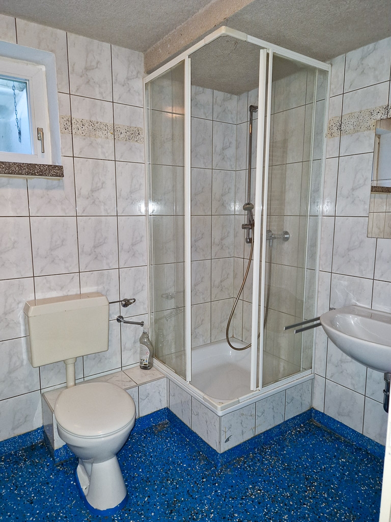 Bad im Keller Mehrfamilienhaus N�rvenich