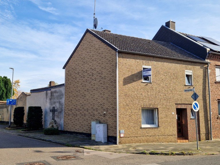 Wohnhaus mit 4 Zimmern und Anbauten Niederzier Reiheneckhaus freies Wohnhaus mit 4 Zimmern, Anbauten, Hof und Garten in Niederzier Hambach