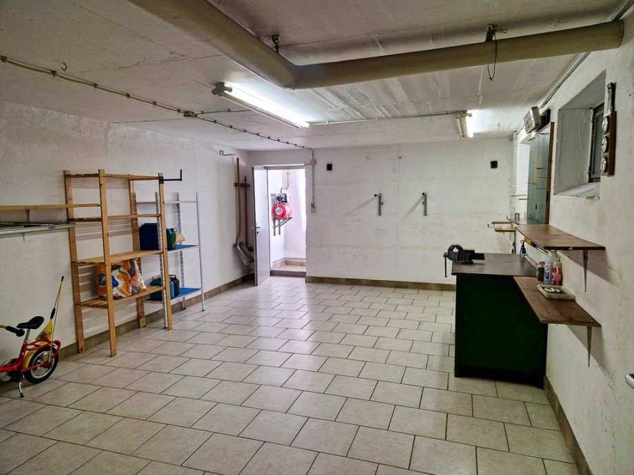 Keller 1 mit T�r zum Bungalow Linnich