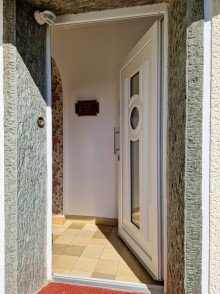 Eingang zum Haus Kreuzau Obermaubach, ruhige Lage, freistehendes Einfamilienhaus mit gro�em Garten, Keller und Garage