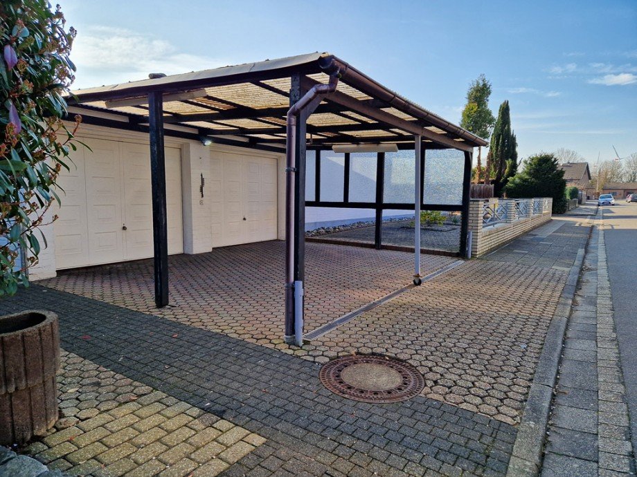 �berdachung vor den Garagen Bungalow Linnich