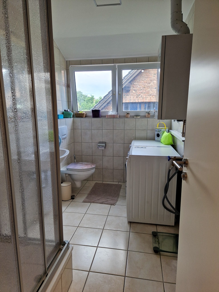 Bad mit Dusche und Fenster Mehrfamilienhaus N�rvenich