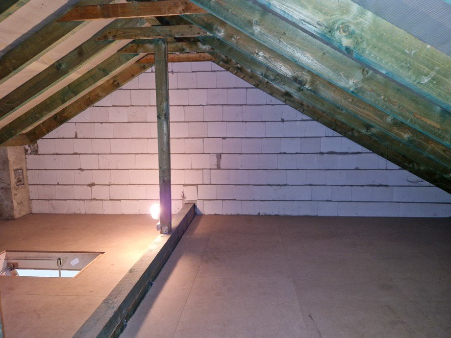 Wand zum Nachbarhaus Reihenendhaus Kreuzau