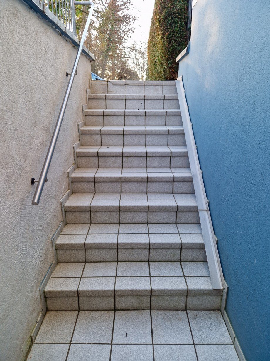 Treppe mit Fahrradrampe Etagenwohnung Kreuzau