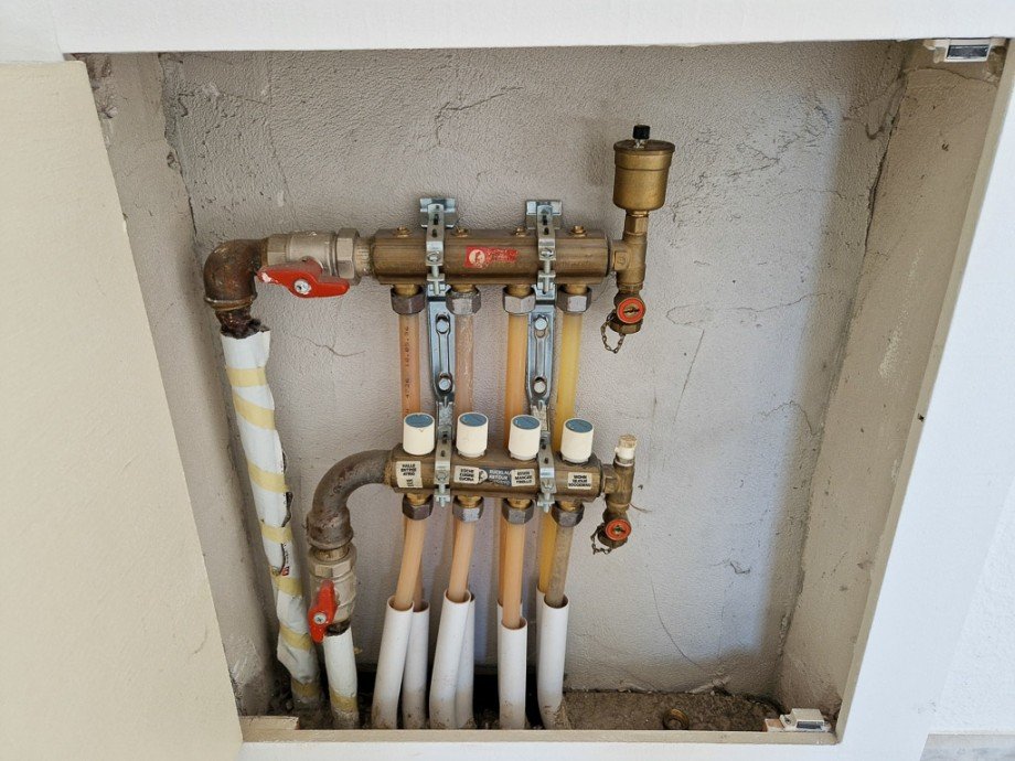 Verteiler der Fu�bodenheizung im EG Reihenendhaus Kreuzau