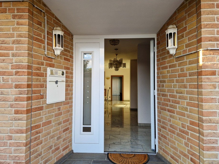 Eingang zur gro�en Wohnung Mehrfamilienhaus N�rvenich