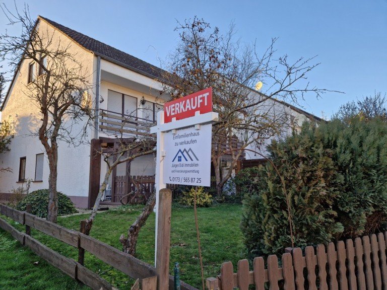 Wohnhaus in D�ren Hoven erfolgreich verkauft D�ren Reiheneckhaus Gro�es Reiheneckhaus mit 6 Zimmern und kleinem Garten in kinderfreundlicher Umgebung von D�ren Hoven