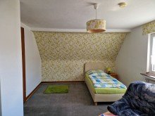 im ausgebauten Dachgeschoss Kreuzau Obermaubach, ruhige Lage, freistehendes Einfamilienhaus mit gro�em Garten, Keller und Garage