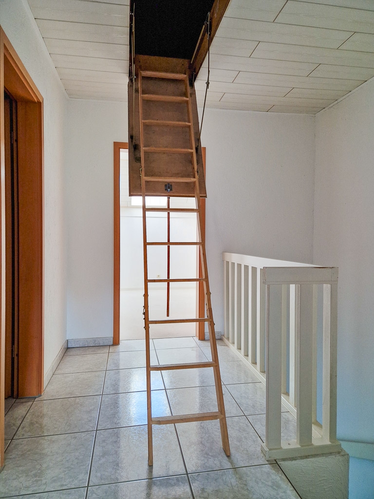 Ausziehtreppe zum Reihenendhaus Kreuzau