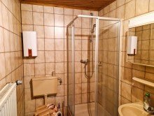 Bad mit Dusche freies Wohnhaus mit 4 Zimmern, Anbauten, Hof und Garten in Niederzier Hambach