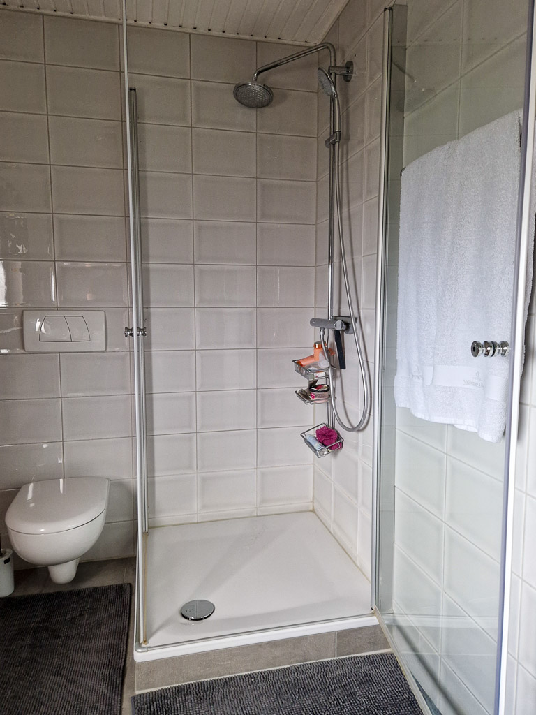 Glaskabine und niedrigem Einstieg Doppelhaush�lfte D�ren