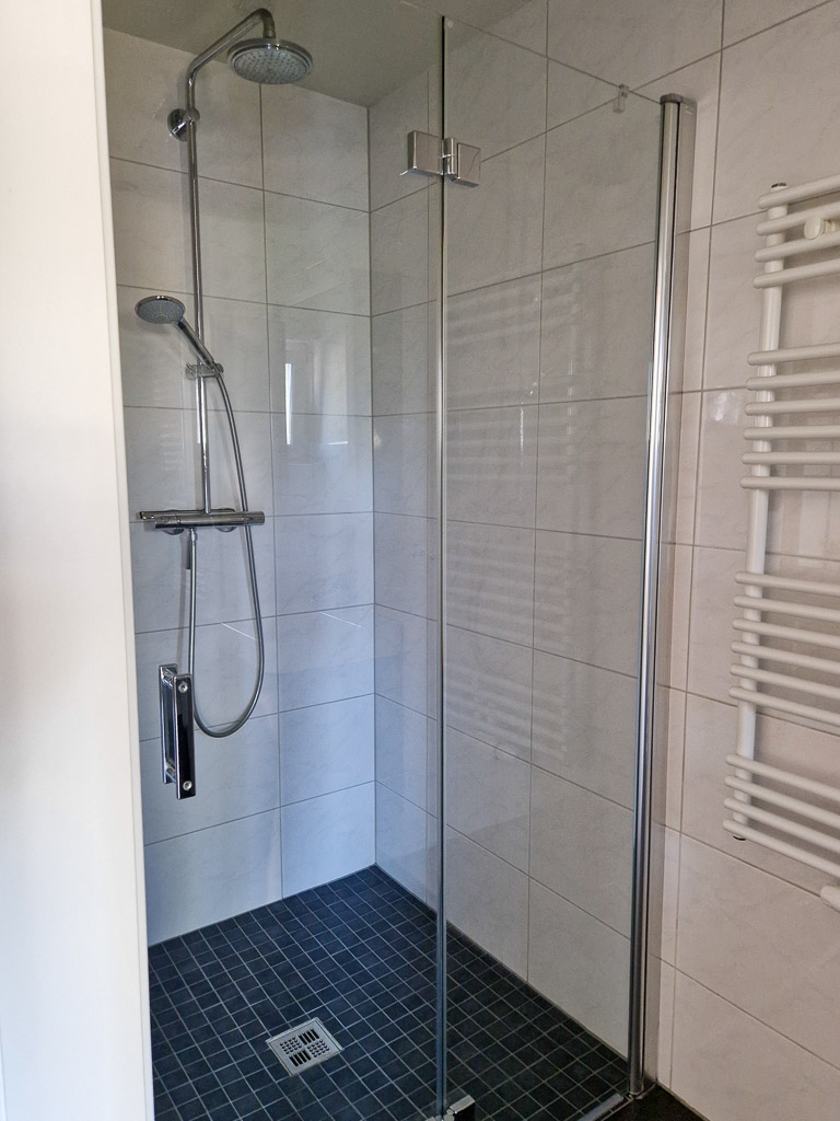 Dusche und Glast�r Reiheneckhaus D�ren