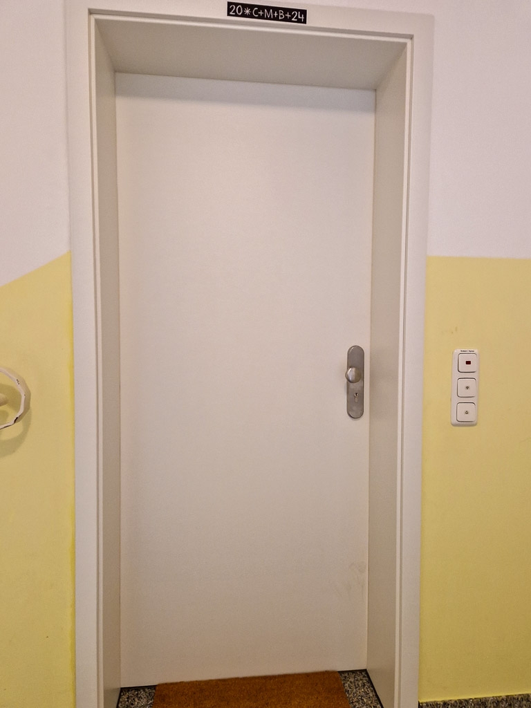 T�r zur 110 m� Wohnung Mehrfamilienhaus N�rvenich