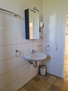 W�nde wei� gefliest Kreuzau Obermaubach, ruhige Lage, freistehendes Einfamilienhaus mit gro�em Garten, Keller und Garage
