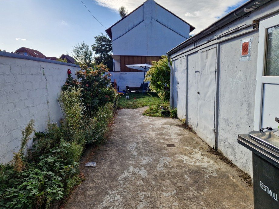Weg zum Garten und den Abstellr�umen Zweifamilienhaus D�ren