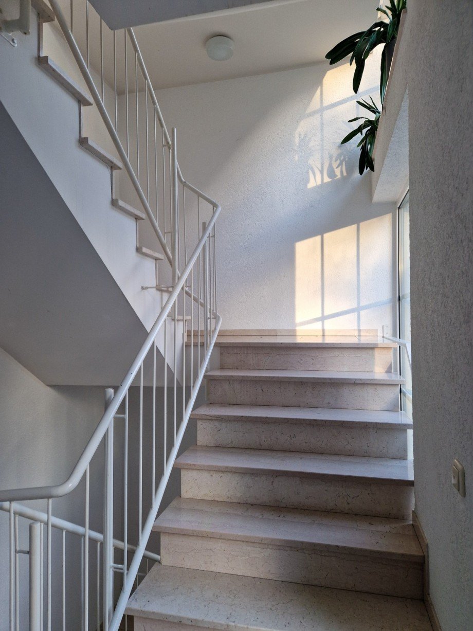 Treppenhaus mit Marmorbelag Etagenwohnung Kreuzau