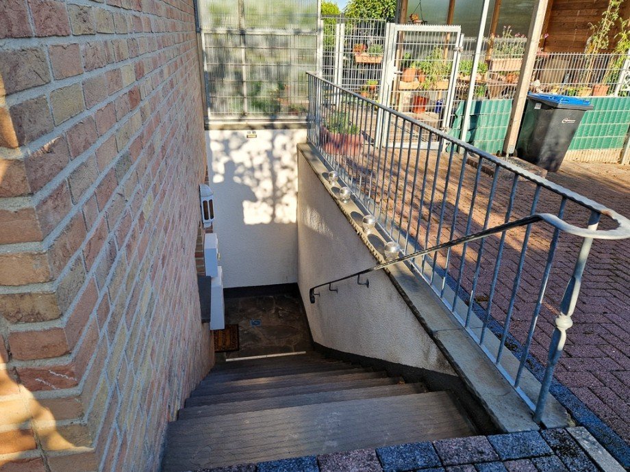 Treppe zur Wohnung im Souterrain Mehrfamilienhaus N�rvenich