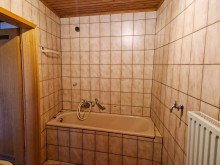 und Wanne freies Wohnhaus mit 4 Zimmern, Anbauten, Hof und Garten in Niederzier Hambach