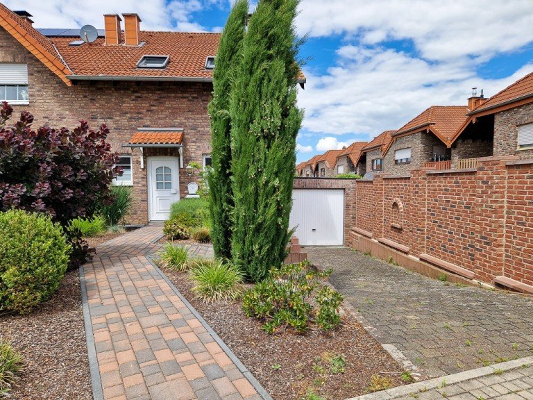 Kreuzau, voll verklinkertes Reihenendhaus mit Garage und gro�em Garten Kreuzau Reihenendhaus voll verklinkertes Reihenendhaus mit Garage und gro�em Garten in ruhiger Lage von Kreuzau