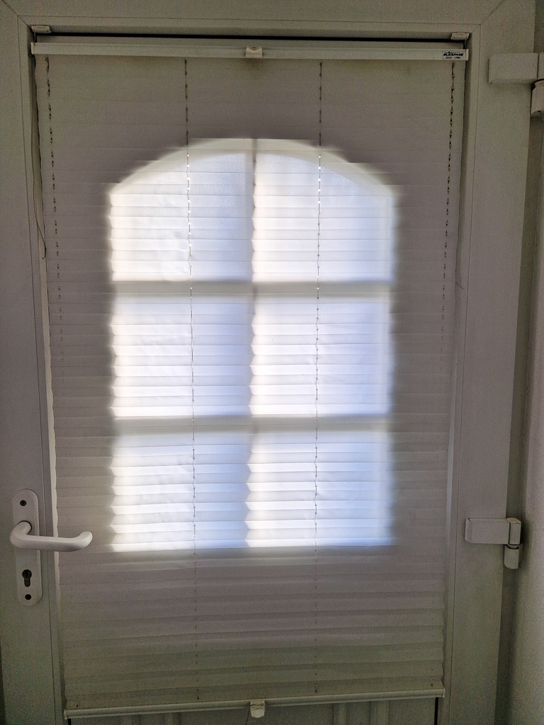Faltstore zum Sicht und Sonnenschutz Reihenendhaus Kreuzau