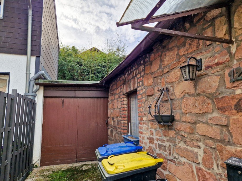 schmale Zufahrt zur Garage Einfamilienhaus Kreuzau