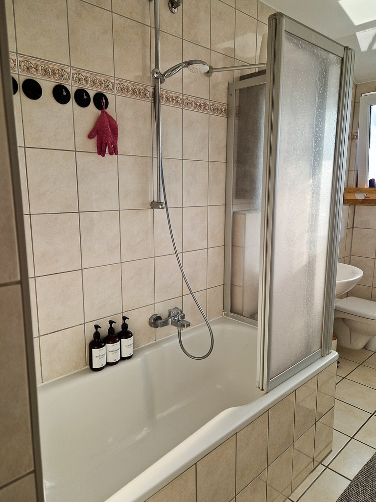 Wanne mit Spritzschutz Mehrfamilienhaus N�rvenich