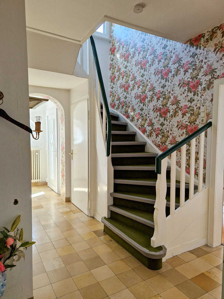 geschwungene Treppe zum Einfamilienhaus Kreuzau