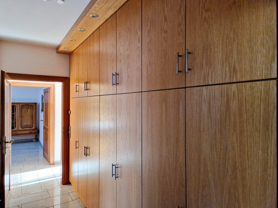 gro�er Einbauschrank Mehrfamilienhaus N�rvenich