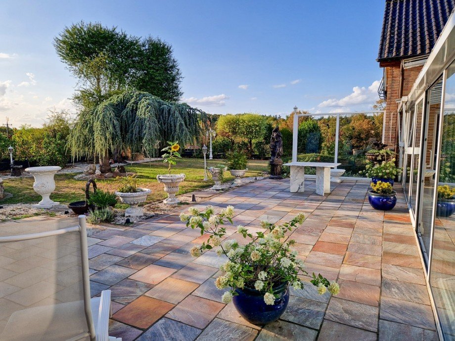 gro�er Terrasse Mehrfamilienhaus N�rvenich