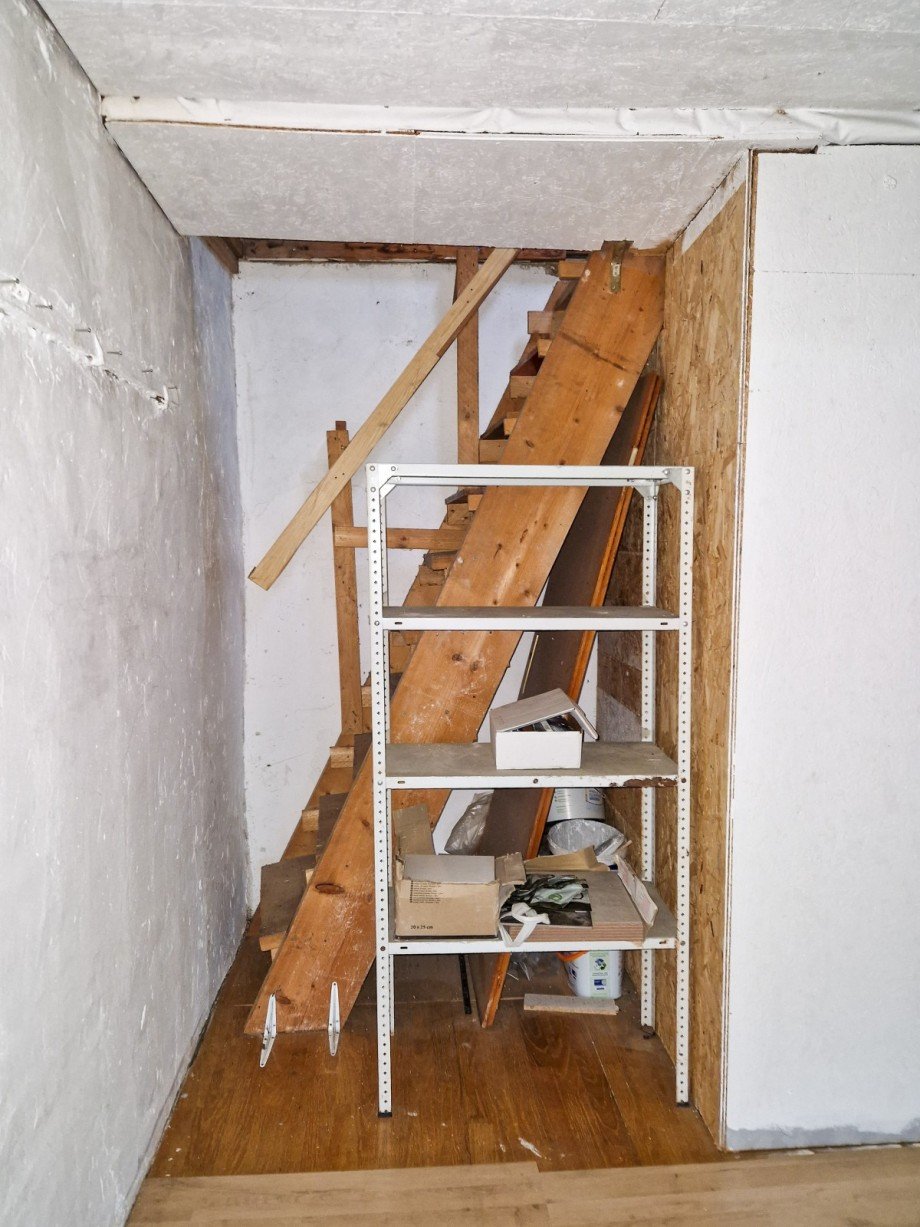 Treppe zum Speicher Mehrfamilienhaus D�ren